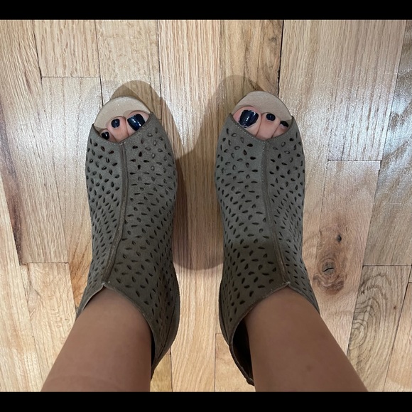 Restricted Laser-Cut Block Open-toe Wedge Bootie Size 8 - Picture 5 of 8